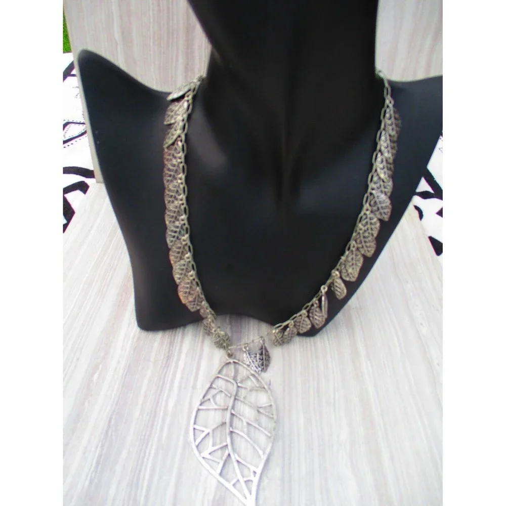 Jessica Simpson Matte Silver-Tone Leaf Necklace 16" - Picture 3 of 10